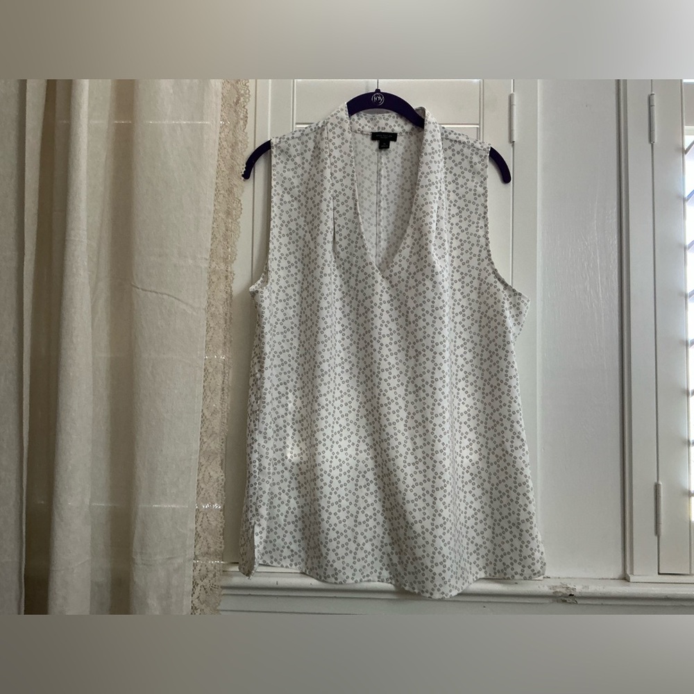 Sleeveless Ann Taylor V-Neck White Floral Print Top
XL